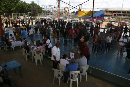 Téléchargez les photos : 22 octobre 2023, Zulia, Venezuela : Les électeurs vénézuéliens assistent aux urnes du parti d'opposition afin de choisir le candidat qui affrontera le président Nicols Maduro aux élections présidentielles de 2024 - en image libre de droit