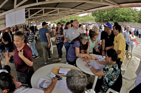 Téléchargez les photos : 22 octobre 2023, Zulia, Venezuela : Les électeurs vénézuéliens assistent aux urnes du parti d'opposition afin de choisir le candidat qui affrontera le président Nicols Maduro aux élections présidentielles de 2024 - en image libre de droit