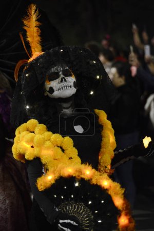 Téléchargez les photos : 22 octobre 2023, Mexico, Mexique : Une personne déguisée en "Catrina" prend part à la méga parade annuelle de Catrinas 2023 dans le cadre de la célébration du Jour des Morts (Dia de Muertos) à l'avenue Reforma - en image libre de droit