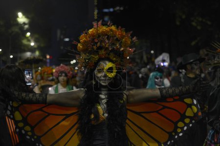 Foto de 22 de octubre de 2023, Ciudad de México, México: Una persona vestida de 'Catrina' participa durante el Mega Desfile Anual de Catrinas 2023 como parte de la celebración del Día de los Muertos en la Avenida Reforma - Imagen libre de derechos