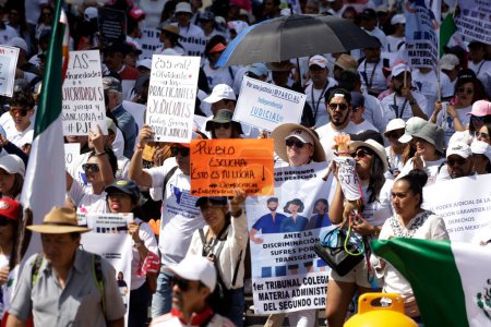 Téléchargez les photos : 22 octobre 2023, Mexico, Mexique : Des milliers de travailleurs de la branche judiciaire de la Fédération du Mexique défilent pour exiger que le gouvernement mexicain ne disparaisse pas de leurs fiducies. Mobilisation des travailleurs à Mexico - en image libre de droit