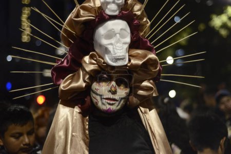 Téléchargez les photos : 22 octobre 2023, Mexico, Mexique : Une personne déguisée en "Catrina" prend part à la méga parade annuelle de Catrinas 2023 dans le cadre de la célébration du Jour des Morts (Dia de Muertos) à l'avenue Reforma - en image libre de droit