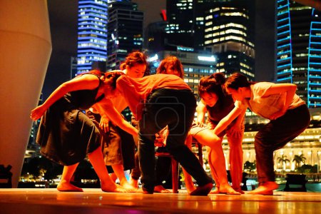 Téléchargez les photos : Les interprètes pratiquent au DBS Foundation Esplanade Outdoor Theatre, Marina Bay, Singapour, Asie du Sud-Est. Juin 2023 - en image libre de droit