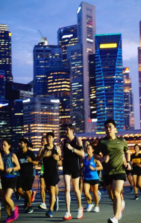 Foto de Gente corriendo frente al distrito financiero, Singapur, Sudeste Asiático. Junio de 2023 - Imagen libre de derechos