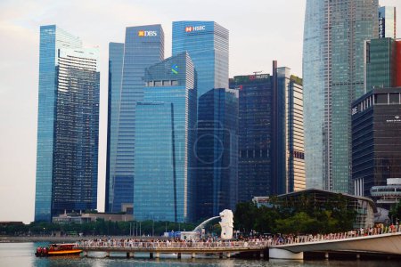 Téléchargez les photos : Le Merlion devant le quartier financier, Singapour, Asie du Sud-Est. Juin 2023 - en image libre de droit