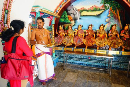 Foto de Dos personas hablan dentro del templo de Sri Mariamman - Imagen libre de derechos