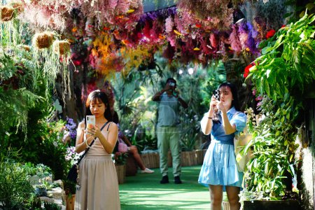 Foto de La gente toma fotos dentro de Floral Fantasy en Gardens by the Bay, Singapur, Sureste Asiático. Junio de 2023 - Imagen libre de derechos