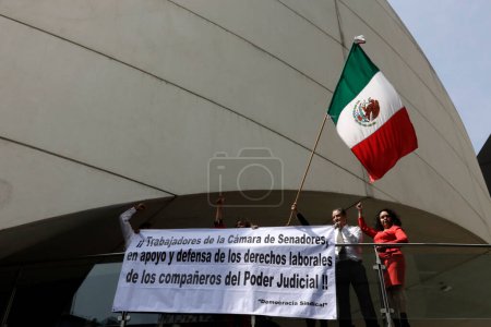 Téléchargez les photos : 24 octobre 2023, Mexico, Mexique : Les travailleurs de la magistrature fédérale rejettent l'extinction de leurs fiducies lors d'une manifestation devant le Sénat à Mexico - en image libre de droit