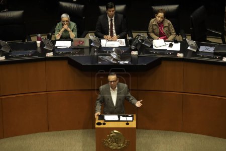 Téléchargez les photos : 24 octobre 2023, Mexico, Mexique : Le sénateur German Martinez lors de la session au Sénat à Mexico - en image libre de droit