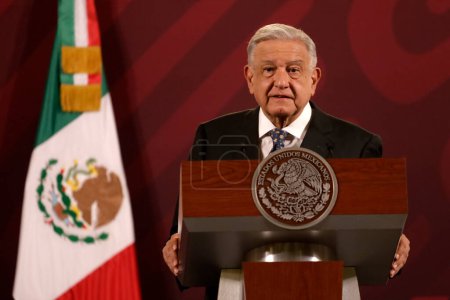 Téléchargez les photos : 24 octobre 2023, Mexico, Mexique : Le président du Mexique, Andres Manuel Lopez Obrador, lors de sa conférence matinale quotidienne au Palais national de Mexico - en image libre de droit
