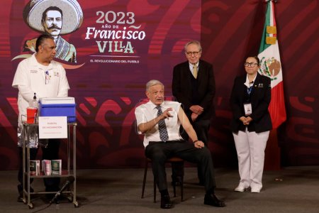 Téléchargez les photos : 24 octobre 2023, Mexico, Mexique : Le président du Mexique, Andres Manuel Lopez Obrador, se fait vacciner contre la grippe et la covid19 lors de sa conférence matinale quotidienne au Palais national de Mexico - en image libre de droit