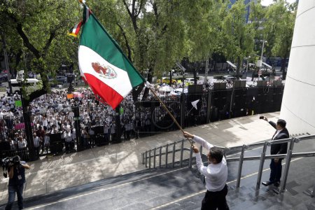 Téléchargez les photos : 24 octobre 2023, Mexico, Mexique : Les travailleurs de la magistrature fédérale rejettent l'extinction de leurs fiducies lors d'une manifestation devant le Sénat à Mexico - en image libre de droit