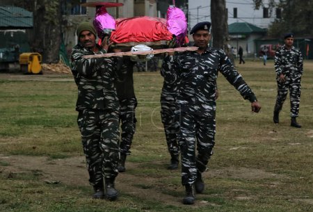 Foto de 24 de octubre de 2023, Srinagar Cachemira, India: soldados paramilitares indios toman selfie más allá de las efigies del mítico rey demonio Ravana, su hijo Meghnath y su hermano Kumbhkaran, con motivo del festival hindú de Dussehra - Imagen libre de derechos