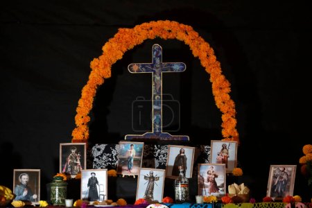 Téléchargez les photos : 25 octobre 2023, Mexico, Mexique : Un autel ou une offrande a été placé dans la chapelle des âmes à l'occasion de la fête du Jour des Morts dans la cathédrale métropolitaine de Mexico - en image libre de droit