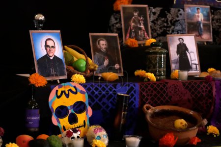 Téléchargez les photos : 25 octobre 2023, Mexico, Mexique : Un autel ou une offrande a été placé dans la chapelle des âmes à l'occasion de la fête du Jour des Morts dans la cathédrale métropolitaine de Mexico - en image libre de droit
