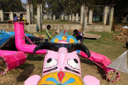 Téléchargez les photos : 24 octobre 2023, Srinagar Cachemire, Inde : Des effigies du mythique roi démon Ravana, de son fils Meghnath et de son frère Kumbhkaran sont vues, à l'occasion du festival hindou de Dussehra - en image libre de droit