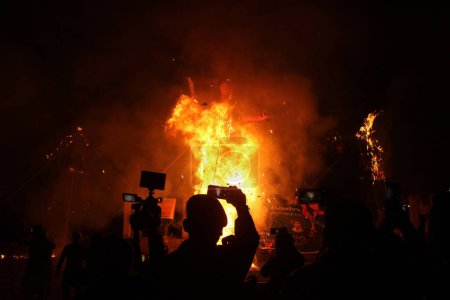 Foto de 24 de octubre de 2023, Srinagar Cachemira, India: Se queman las efigies del mítico rey demonio Ravana, su hijo Meghnath y su hermano Kumbhkaran, con motivo del festival hindú de Dussehra, que marca el triunfo del bien sobre el mal, en Srinagar - Imagen libre de derechos
