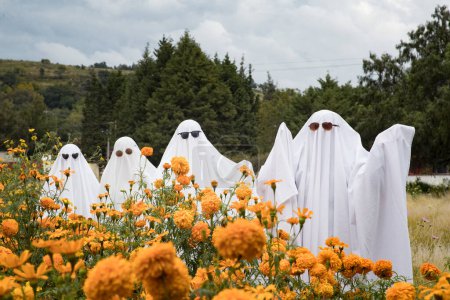 Téléchargez les photos : 26 octobre 2023, Tlaxcala, Mexique : Des personnes déguisées en fantômes dans le champ de fleurs de Cempasuchil à l'occasion de la célébration du jour des morts, dans la municipalité de Tepeyanco - en image libre de droit