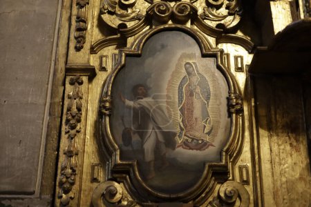 Téléchargez les photos : 25 octobre 2023, Mexico, Mexique : Dans la chapelle des reliques avec l'art sacré dans la cathédrale métropolitaine de Mexico - en image libre de droit
