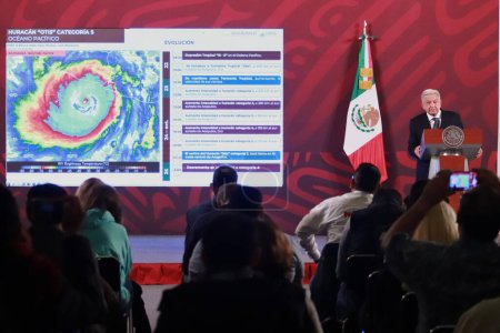 Téléchargez les photos : 25 octobre 2023 à Mexico, Mexique : Le président du Mexique Andrs Manuel Lpez Obrador prend la parole lors de la conférence du matin au palais national - en image libre de droit