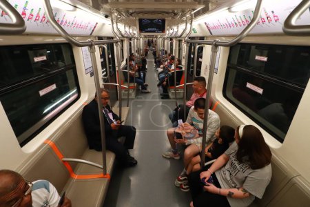Foto de 29 de octubre de 2023 en Ciudad de México, México: Los pasajeros viajan en el metro durante la reapertura de la Línea 1 del Metro al público después de que la Sección Pantitln - Isabel la Catlica haya sido reparada - Imagen libre de derechos