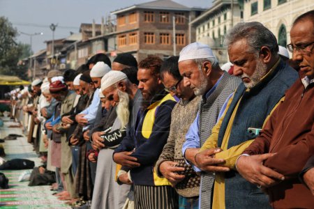 Foto de Octubre 27,2023, Srinagar Cachemira, India: Los musulmanes cachemires ofrecen oraciones en el santuario del jeque Abdul Qadir Jeelani (R.A) en Srinagar - Imagen libre de derechos