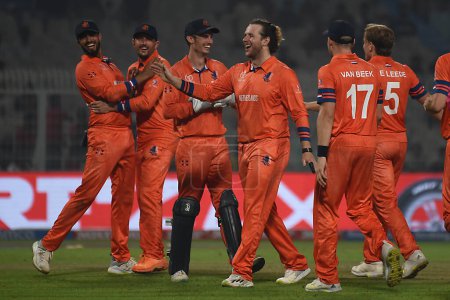 Foto de 28 de octubre de 2023, Kolkata, India: Jugadores holandeses celebran durante el partido entre Holanda y Bangladesh la Copa Mundial de Cricket Masculino 2023 en el Eden Gardens Stadium - Imagen libre de derechos