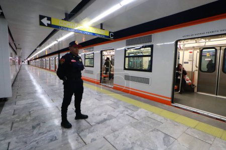 Téléchargez les photos : 29 octobre 2023 à Mexico, Mexique : Les passagers voyagent dans le métro lors de la réouverture de la ligne 1 du métro au public après la réparation de la section Pantitln - Isabel la Catlica - en image libre de droit
