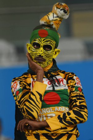 Téléchargez les photos : 28 octobre 2023, Kolkata, Inde : Les supporters du Bangladesh soutiennent leur équipe lors du match entre les Pays-Bas et le Bangladesh de la Coupe du monde de cricket masculin ICC 2023 au stade Eden Gardens - en image libre de droit