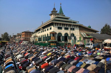 Photo for October 27,2023, Srinagar Kashmir, India : Kashmiri Muslims offer prayers at the shrine of Sheikh Abdul Qadir Jeelani (R.A) in Srinagar - Royalty Free Image