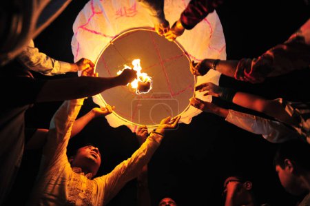 Foto de 28 octubre 2023 Sylhet, Bangladesh: Los seguidores religiosos budistas están encendiendo linternas de fuego para celebrar la Prabarana Purnima 2023 anual en los templos budistas en Sylhet, Bangladesh - Imagen libre de derechos