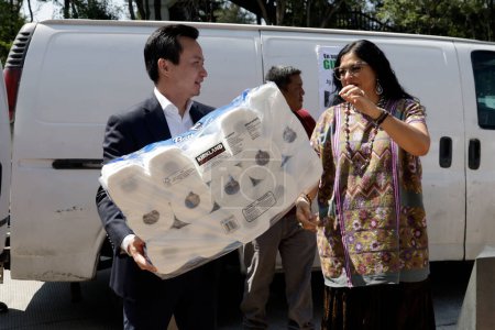 Foto de 28 de octubre de 2023, Ciudad de México, México: La embajadora china en México, Zhang Run, dona alimentos para los afectados por el huracán Otis en Acapulco, entregada a la secretaria de Cultura, Alejandra Frausto, en el festival cultural de China en Los Pinos - Imagen libre de derechos