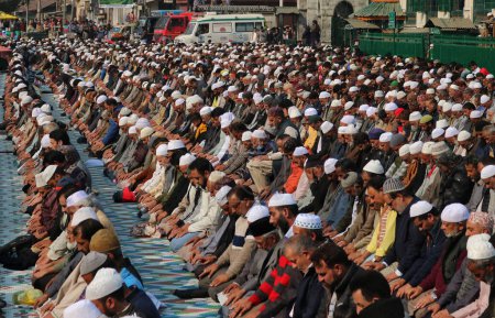 Téléchargez les photos : 27 octobre 2023, Srinagar Cachemire, Inde : Les musulmans du Cachemire prient au sanctuaire du Cheikh Abdul Qadir Jeelani (R.A) à Srinagar - en image libre de droit