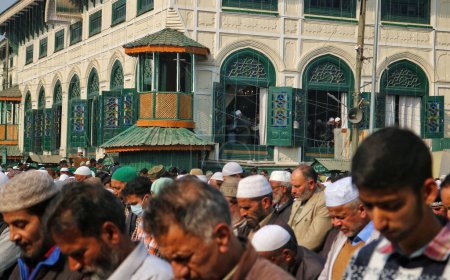 Foto de Octubre 27,2023, Srinagar Cachemira, India: Los musulmanes cachemires ofrecen oraciones en el santuario del jeque Abdul Qadir Jeelani (R.A) en Srinagar - Imagen libre de derechos