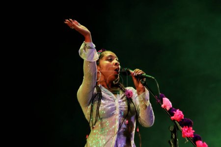 Téléchargez les photos : 28 octobre 2023 à Mexico, Mexique : La chanteuse de reggae anglaise Hollie Cook se produit sur scène lors du concert "Dias de Panteon", pour célébrer les 28 ans du carreer du groupe mexicain Panteon Rococo au Parque Bicentenario - en image libre de droit