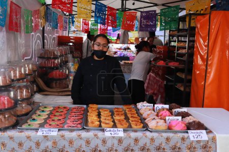 Téléchargez les photos : 27 octobre 2023 à Nezahualcyotl, État du Mexique, Mexique : Les vendeurs offrent les différentes variétés de pain des morts, artisanal, au sésame, au sucre, traditionnel et avec différentes garnitures lors de la Foire Pan de Muerto - en image libre de droit