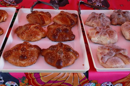 Photo for Ctober 27, 2023 in Nezahualcyotl, State of Mexico, Mexico: Vendors offer the different varieties of bread of the dead, artisanal, with sesame, sugar, traditional and with different fillings during the Pan de Muerto Fair - Royalty Free Image