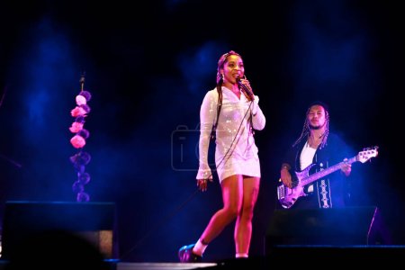 Téléchargez les photos : 28 octobre 2023 à Mexico, Mexique : La chanteuse de reggae anglaise Hollie Cook se produit sur scène lors du concert "Dias de Panteon", pour célébrer les 28 ans du carreer du groupe mexicain Panteon Rococo au Parque Bicentenario - en image libre de droit