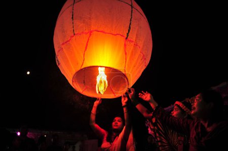Téléchargez les photos : 28 octobre 2023 Sylhet, Bangladesh : Des fidèles bouddhistes allument des lanternes de feu pour célébrer chaque année Prabarana Purnima 2023 dans les temples bouddhistes de Sylhet, Bangladesh - en image libre de droit