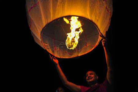 Foto de 28 de octubre de 2023 Sylhet, Bangladesh: Los seguidores religiosos budistas están encendiendo faroles de fuego para celebrar la Prabarana Purnima 2023 anual en los templos budistas de Sylhet, Bangladesh. Budistas desean felicidad - Imagen libre de derechos