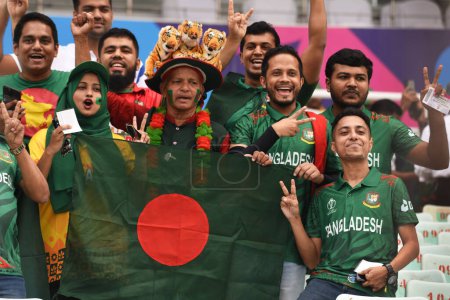Foto de 28 de octubre de 2023, Kolkata, India: Los aficionados de Bangladesh apoyan a su equipo durante el partido entre los Países Bajos y Bangladesh de la Copa Mundial de Cricket Masculino ICC 2023 en el Eden Gardens Stadium - Imagen libre de derechos
