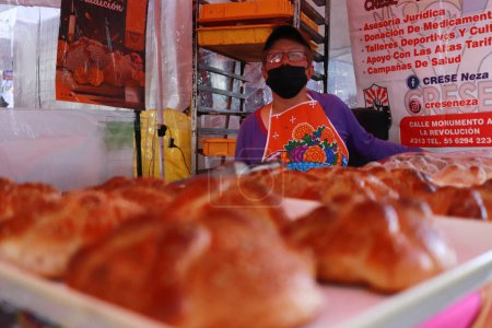 Téléchargez les photos : 27 octobre 2023 à Nezahualcyotl, État du Mexique, Mexique : Les vendeurs offrent les différentes variétés de pain des morts, artisanal, au sésame, sucre - en image libre de droit