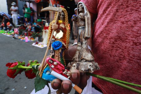 Foto de 31 de octubre de 2023 en Ciudad de México, México: Cientos de devotos de la 'Santa Muerte' también conocida como Chica Blanca visitan el altar ubicado en la colonia Morelos, para celebrar el 22 aniversario de su fundación, en el valiente barrio de Tepito - Imagen libre de derechos