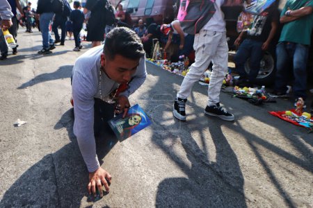 Téléchargez les photos : 31 octobre 2023 à Mexico, Mexique : Des centaines de dévots de la "Santa Muerte" également connue sous le nom de White Girl visitent l'autel situé dans la colonie de Morelos, pour célébrer le 22e anniversaire de sa fondation, dans le courageux quartier de Tepito - en image libre de droit