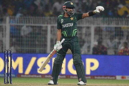 Téléchargez les photos : 31 octobre 2023, Kolkata, Inde : Le capitaine pakistanais Babar Azam en action lors du match de la Coupe du monde de cricket masculin ICC entre le Pakistan et le Bangladesh au stade Eden Gardens - en image libre de droit