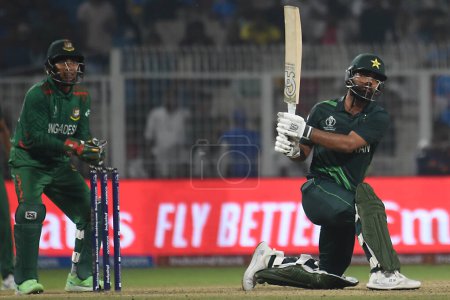 Téléchargez les photos : 31 octobre 2023, Kolkata, Inde : Le Pakistanais Fakhar Zaman frappe lors du match de la Coupe du monde de cricket masculin ICC entre le Pakistan et le Bangladesh au stade Eden Gardens - en image libre de droit