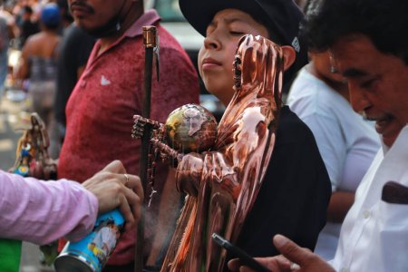 Téléchargez les photos : 31 octobre 2023 à Mexico, Mexique : Des centaines de dévots de la "Santa Muerte" également connue sous le nom de White Girl visitent l'autel situé dans la colonie de Morelos, pour célébrer le 22e anniversaire de sa fondation, dans le courageux quartier de Tepito - en image libre de droit