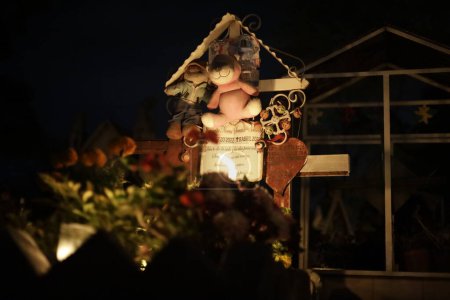Téléchargez les photos : 1er novembre 2023, Mexico, Mexique : Des familles décorent les tombes de leurs proches, enfants et veillent également sur les tombes des adultes dans le cadre de la Journée des Morts au Panthéon de San Gregorio Atlapulco dans le bureau du maire de Xochimilco - en image libre de droit