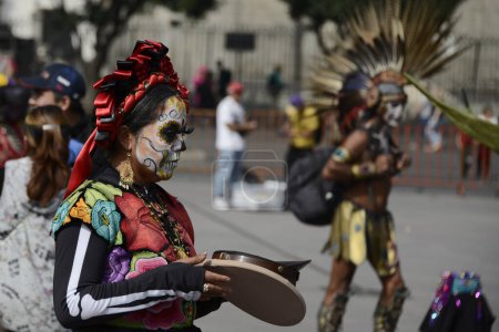Téléchargez les photos : 1er novembre 2023, Mexico, Mexique : Une femme maquillée comme une Catrina est vue lors de l'Offrande Monumentale du Jour des Morts au Zocalo de Mexico - en image libre de droit