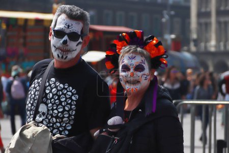 Téléchargez les photos : 1er novembre 2023 à Mexico, Mexique : Les gens s'habillent et se maquillent dans le cadre de la commémoration de la Journée des morts au zcalo de Mexico - en image libre de droit